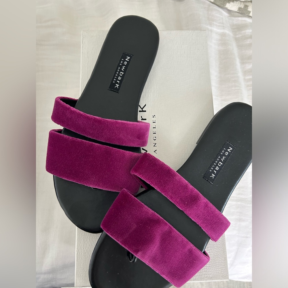 New in box Newbark “Roma III” sandal in magenta velvet, size 10